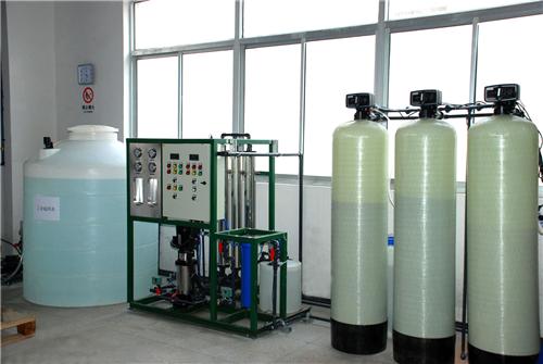       我國的高新科技產業的發展越來越好，各種電子產品可以用在日常生活中。LCD液晶做為重要的組成，它的質量也決定人們的視覺感受。LCD液晶顯示器清洗用超純水設備制取的純水，可以讓去除液晶顯生產過程中附著表面的塵埃和一些細小雜質。